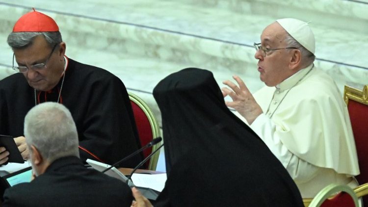 Papst Franziskus bei der 1. Plenarsitzung der Welt-Bischofssynode in der vatikanischen Audienzhalle diesen Mittwochnachmittag