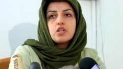 Die inzwischen inhaftierte Narges Mohammadi bei einer Pressekonferenz zu Menschenrechtsverletzungen im Jahr 2005