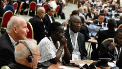 Bischöfe und Laien, hier bei der Arbeit in der Synodenaula - ganz links der Wiener Erzbischof Kardinal Christoph Schönborn