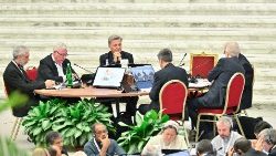 धर्मसभा के सदस्य कार्य  समूह में