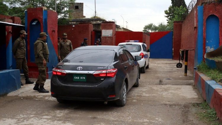 Autos vor dem Eingang des Adiala Gefängnis