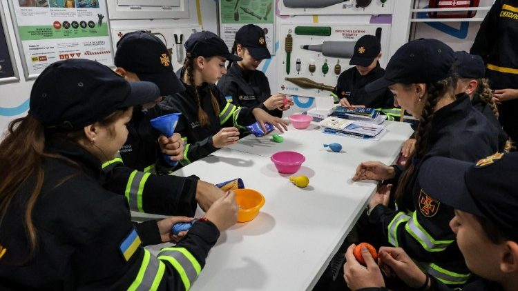 Uczniowie z Charkowa odbywają warsztaty dotyczące bezpieczeństwa