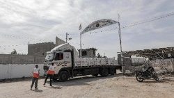 Gli aiuti umanitari al valico di Rafah