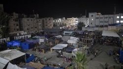 പാലസ്തീൻ അഭയാർത്ഥികൾ ഒരു സ്‌കൂൾ പരിസരത്ത് ക്യാമ്പടിച്ചിരിക്കുന്നു