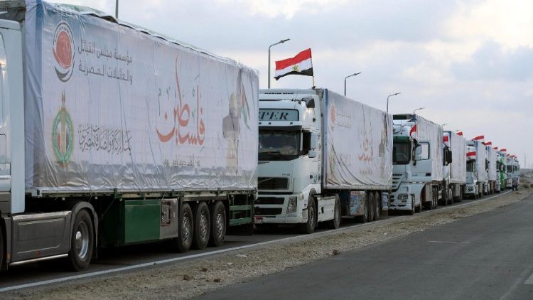 Humanitarian aid bound for Palestinians in Gaza passes through Rafah crossing