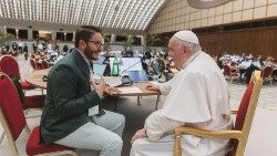 Wyatt Olivas speaks to the Pope about the letter © Maria Langarica