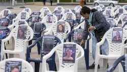 संयुक्त राष्ट्र में हमास द्वारा अपहृत बंधकों के चित्रों वाली कुर्सियाँ प्रदर्शित की गईं