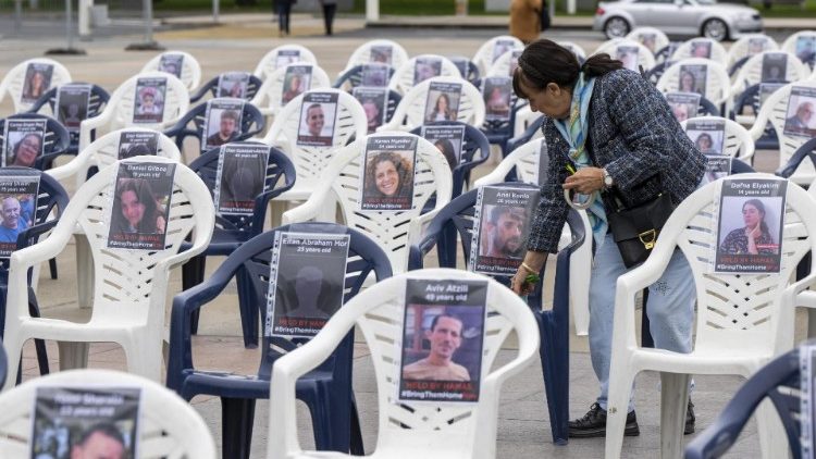 संयुक्त राष्ट्र में हमास द्वारा अपहृत बंधकों के चित्रों वाली कुर्सियाँ प्रदर्शित की गईं