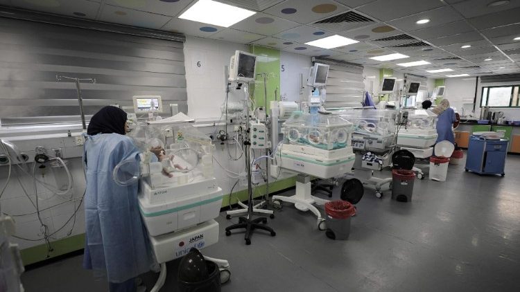 Crianças recebem tratamento no Hospital Nasser em Gaza (ANSA)