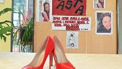 Rote Schuhe stehen für die Frauen, die Gewalt durch ihnen nahestehende Männer erfahren