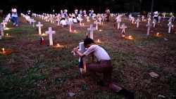 Grabbesuch zu Allerheiligen und Allerseelen auf einem Friedhof im Großraum Manila 