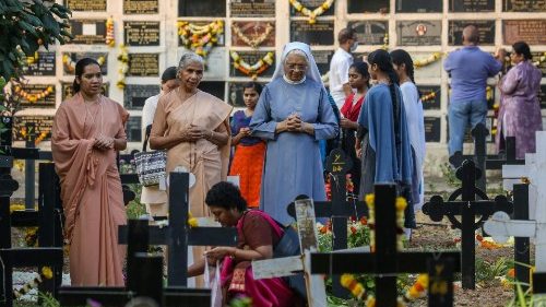 Các Kitô hữu Ấn Độ cầu nguyện tại nghĩa trang trong ngày lễ cầu cho các linh hồn