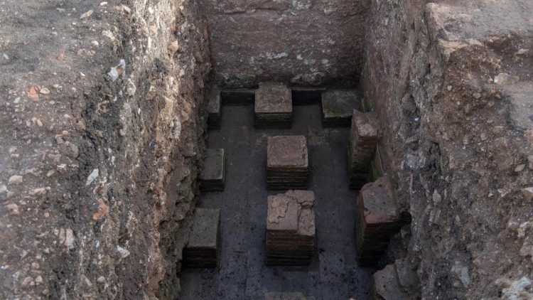 रोमी समाधि स्थल और खणडहरो का एक दृश्य, प्रतीकात्मक तस्वीर