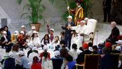 Ferenc pápa gyermekek körében a vatikáni VI. Pál teremben