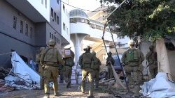 Israeli soldiers outside the Shifa hospital