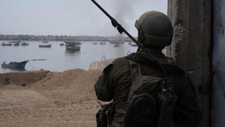 Soldado israelí  en el puerto de Gaza