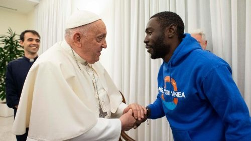 Papst Franziskus mit einem Migranten aus Kamerun, bei einer Audienz für eine Delegation von „Mediterranea Saving Humans", Migranten und Mitarbeiter der NGO (Archivbild, 17.11.2023)