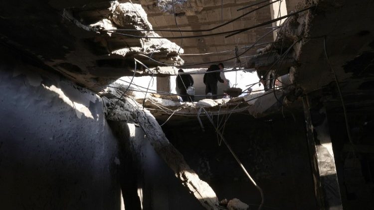 Guerra Medioriente - Cinque palestinesi uccisi nel campo profughi di Balata in seguito all'attacco israeliano