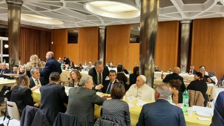 Papst Franziskus im Gespräch mit den Freiwilligen