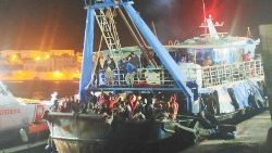 Lo sbarco di 400 persone migranti a Lampedusa (Ansa / Elio Desiderio)