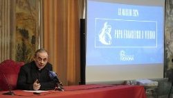 O bispo de Verona em coletiva de imprensa sobre a visita do Papa a Verona (2023)
