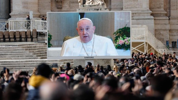 Der Papst auf den Großbildschirmen auf dem Petersplatz