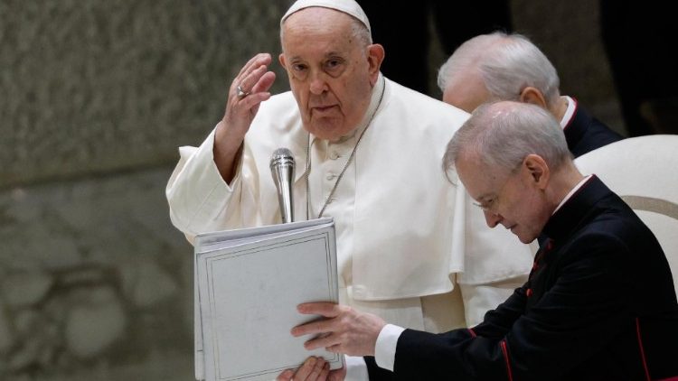 ++ Il Papa all'udienza generale, ancora non sto bene ++