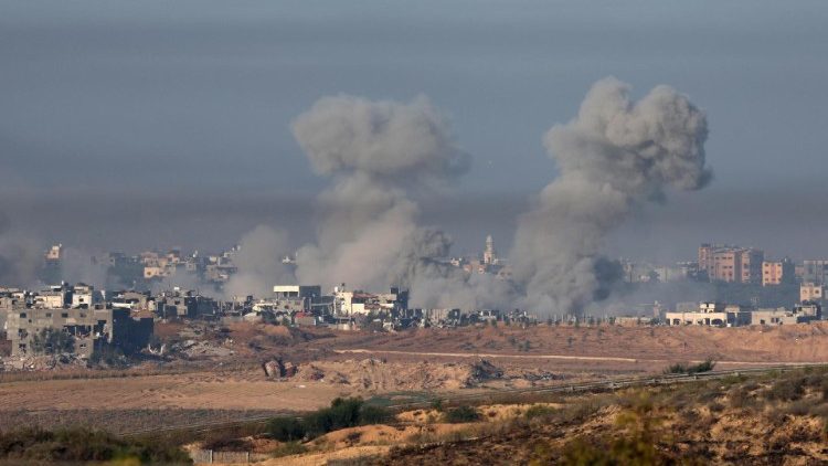 Colonne di fumo si levano dalla Striscia di Gaza dopo i raid israeliani