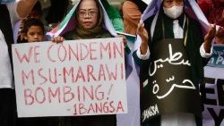 Muslime erklären ihre Solidarität nach dem Bombenanschlag auf eine katholische Messe in der Sporthalle der Mindanao State University in Marawi