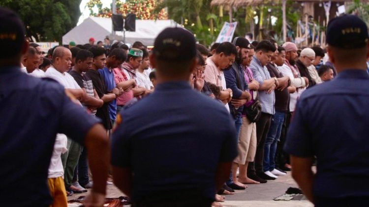 குண்டுவெடிப்பில் இறந்தவர்களுக்கு அஞ்சலி