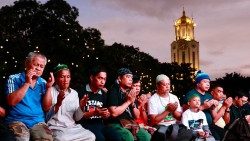 Muslime versammeln sich in Solidarität mit den Opfern der Bombenexplosion im Süden der Philippinen