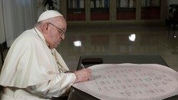 Papež med podpisom.