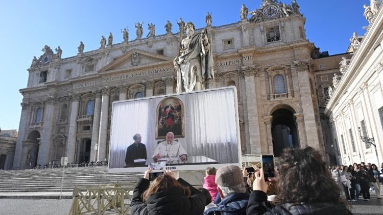 Med opoldanskim nagovorom pred molitvijo Angel Gospodov na Trgu sv. Petra na 1. adventno nedeljo.