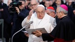 Franziskus erteilt bei einem Gebet in Rom am 8. Dezember den Segen