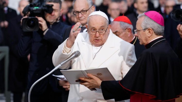 Franziskus erteilt bei einem Gebet in Rom am 8. Dezember den Segen