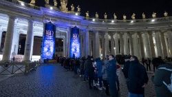 Bajo las columnas de San Pedro tiene lugar la cena benéfica para las personas sin hogar