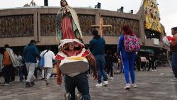 Pilger kommen an der Basilika Unserer Lieben Frau von Guadalupe in Mexiko-Stadt an