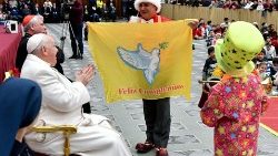 Papież Franciszek obchodzący swoje urodziny z dziećmi z Ambulatorium św. Marty w Rzymie, 17 grudnia 2023 r.