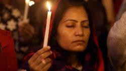 Cristãos paquistaneses preparam-se para a celebração do Natal em Lahore.