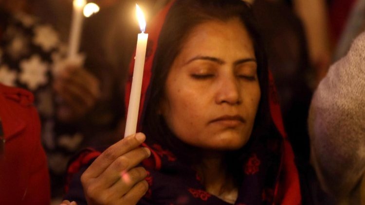 Cristãos paquistaneses preparam-se para a celebração do Natal em Lahore.