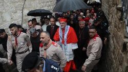 Kardināls Pjērbatista Picaballa dodas svinēt Ziemassvētku dievkalpojumu