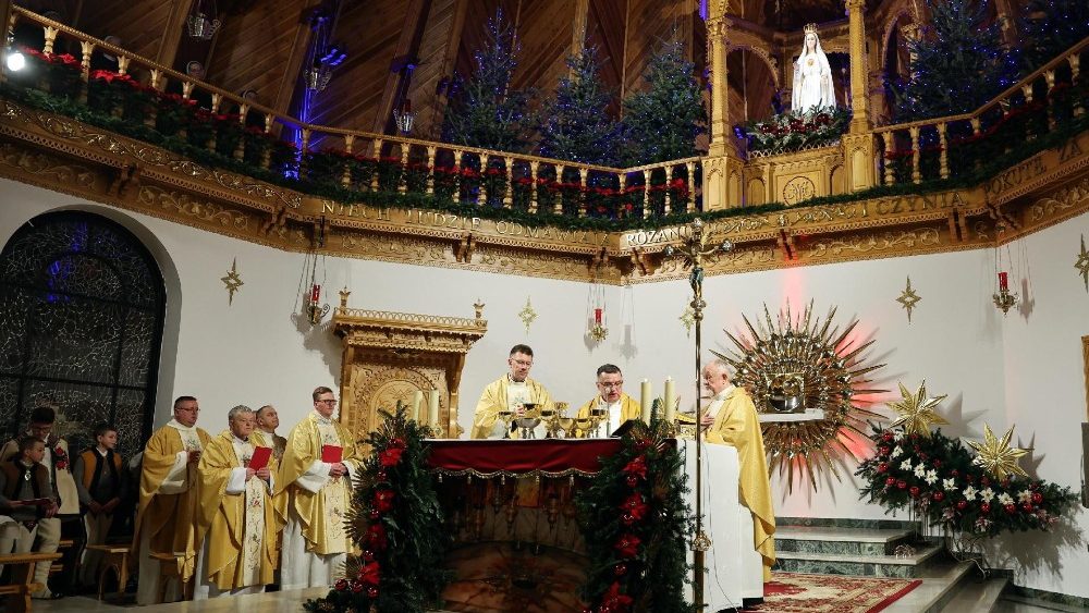 Os fiéis participam na Missa da Meia-Noite no Santuário de Nossa Senhora de Fátima em Zakopane, sul da Polónia, na noite de 24 para 25 de dezembro de 2023. É tradição que durante a Missa da Meia-Noite um bebé esteja no berço com os pais. Após a ceia de Natal, as pessoas assistem à Missa do Galo para celebrar solenemente o nascimento de Jesus Cristo. EPA/Grzegorz Polak 