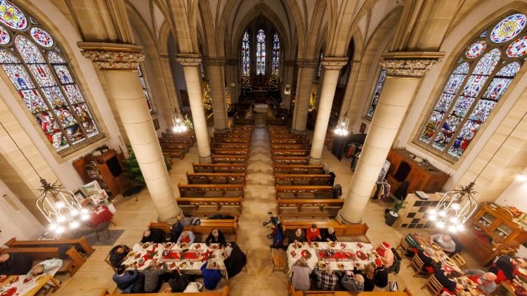 Bei einem Weihnachtsessen für Bedürftige in der St. Barbara Kirche in Essen (Archivbild)
