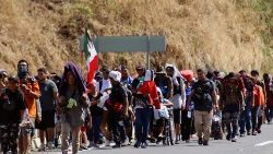 La caravana migrante denuncia más restricciones tras la reunión de México con EEUU.