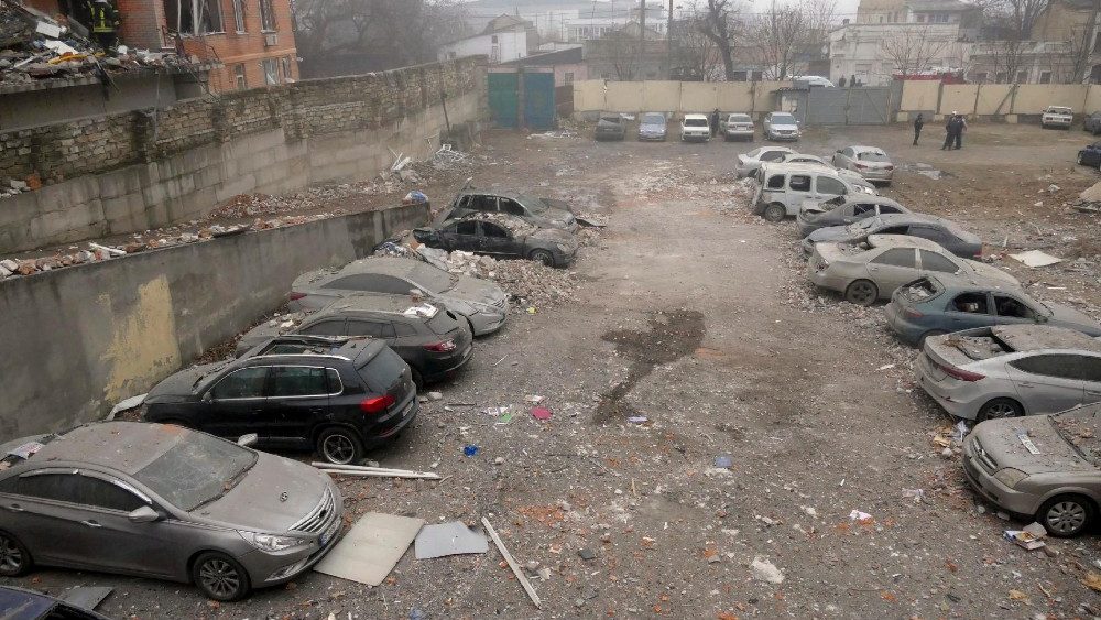 Uma imagem de destroços e carros danificados após um bombardeio atingir um edifício residencial em Odesa, sudoeste da Ucrânia, em 29 de dezembro de 2023, em meio à invasão russa. EPA/IGOR TKACHENKO