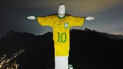 Estátua do Cristo Redentor iluminada com uma projeção da camisa da seleção brasileira de futebol usada por Pelé. (Foto: EPA/ANDRE COELHO)