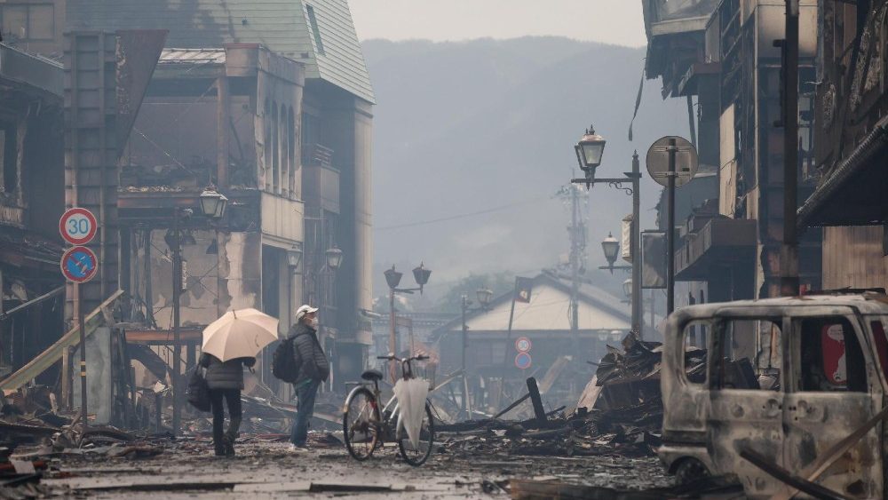 Um homem está na área do mercado queimado por incêndios que eclodiram após um forte terremoto em Wajima, província de Ishikawa, centro do Japão. O governo da província de Ishikawa anunciou que 62 pessoas morreram no terremoto de magnitude 7 (o USGS listou a magnitude como 7,5) que ocorreu em 01 de janeiro. Cerca de 33.000 residentes na província de Ishikawa foram evacuados para 355 centros de evacuação improvisados. EPA/JIJI PRESS 