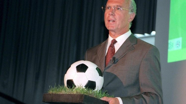Beckenbauer na cerimônia de premiação, em Zurique, em 5 de julho de 2000