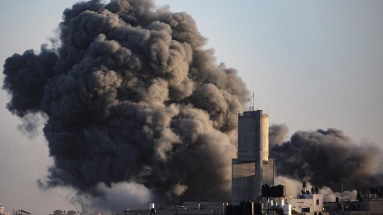 Bombardeio em Khan Younis, no sul da Faixa de Gaza