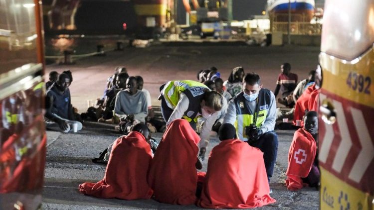 Ks. Felicolo: Papież przypomniał, że kryzys migracyjny dotyczy całego świata